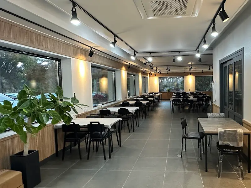 넓고 깔끔한 내부