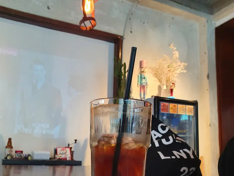 아이스 음료와 카페 내부