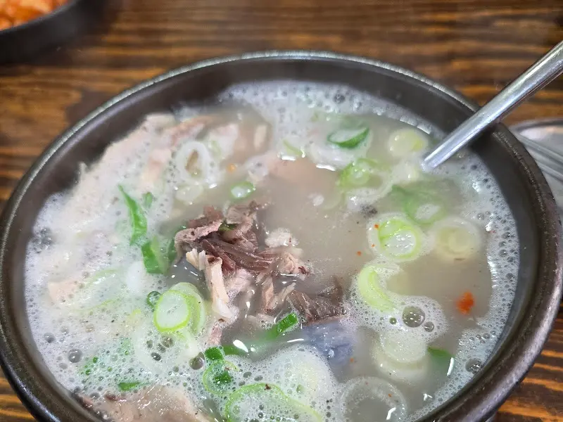 깔끔하고 담백한 순대국밥