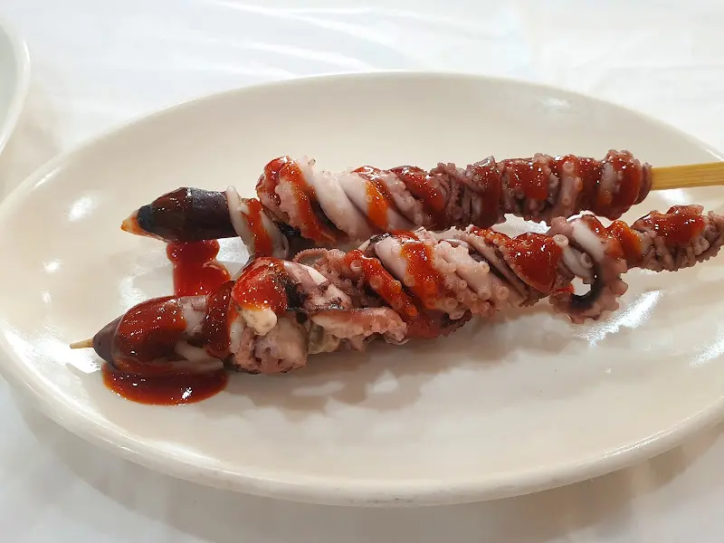 매콤한 양념이 인상적인 꼬막 요리