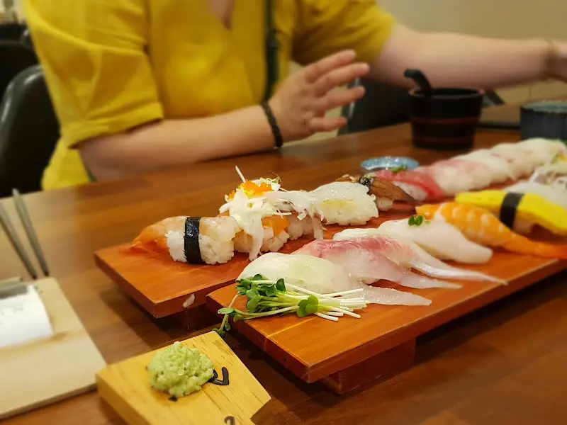 나무 도마 위에 정갈하게 놓인 VIP 초밥