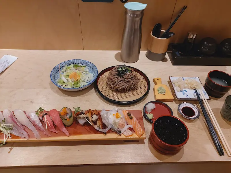 초밥과 함께 놓인 물통과 컵