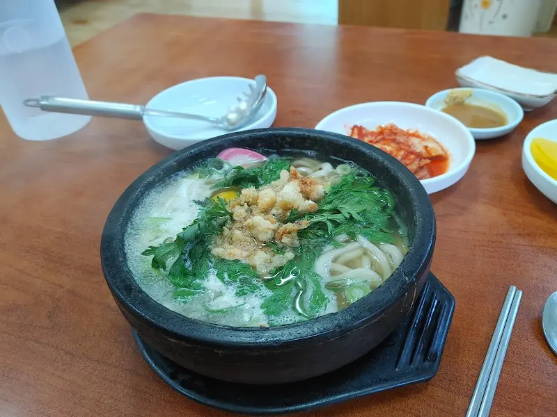 돌솥에 담겨 나오는 돌우동