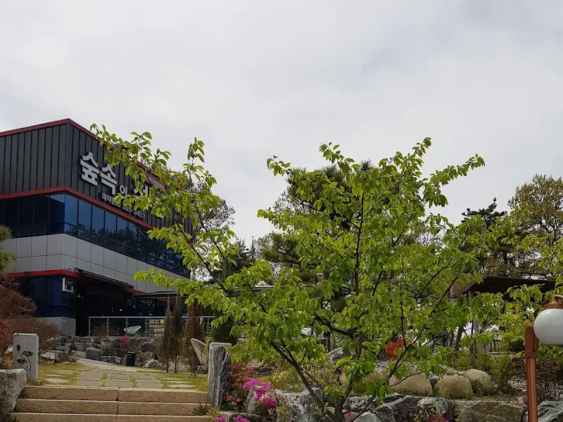 숲 속의 정원 식당 건물과 정원