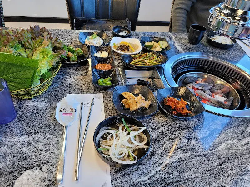 푸짐한 밑반찬과 불고기 버섯전골