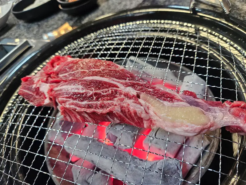 숯불 위에 구워지는 갈비