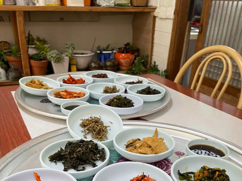 깔끔하게 차려진 밑반찬