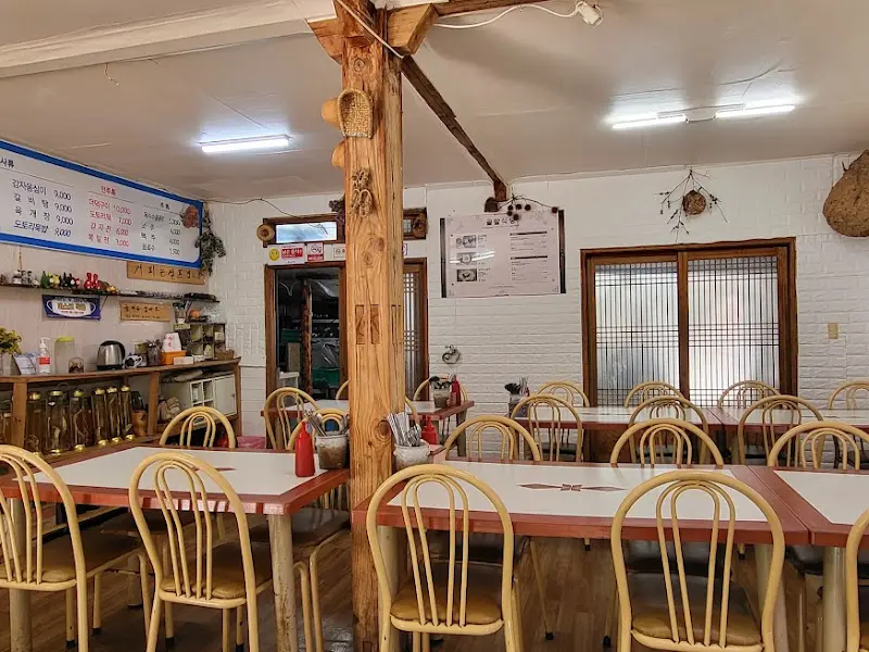 골말식당 내부