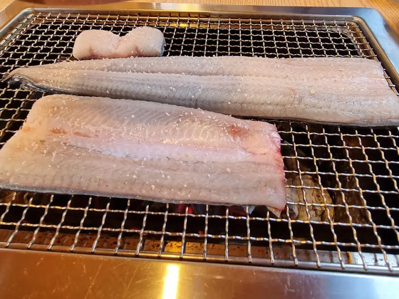 숯불 위에서 익어가는 장어