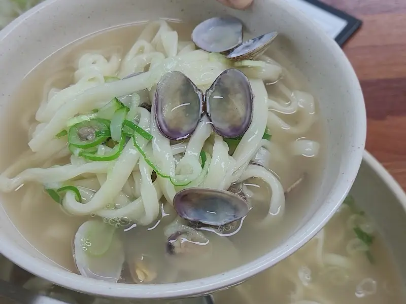 시원한 국물이 일품인 바지락칼국수