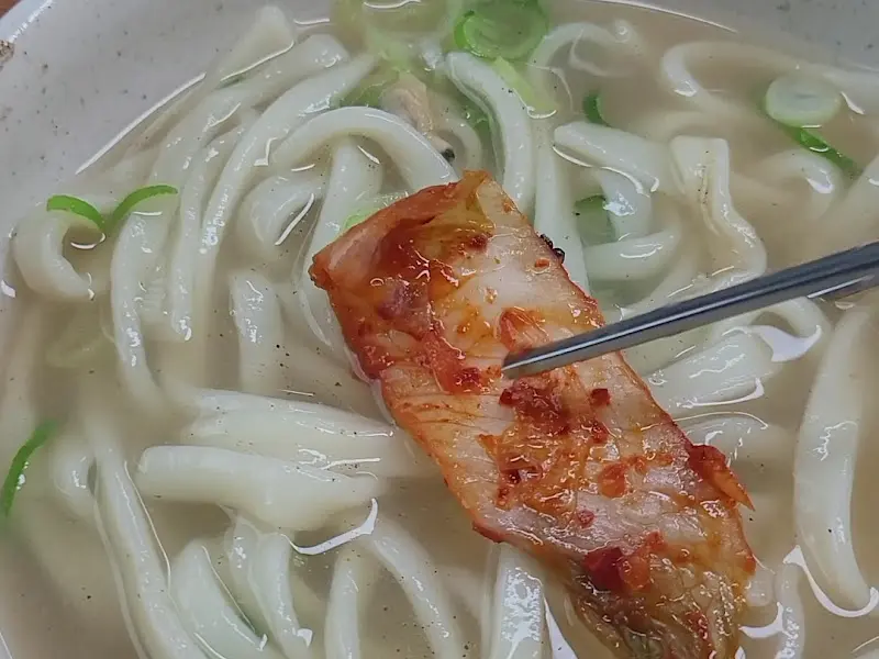 칼국수와 환상적인 조합을 이루는 김치