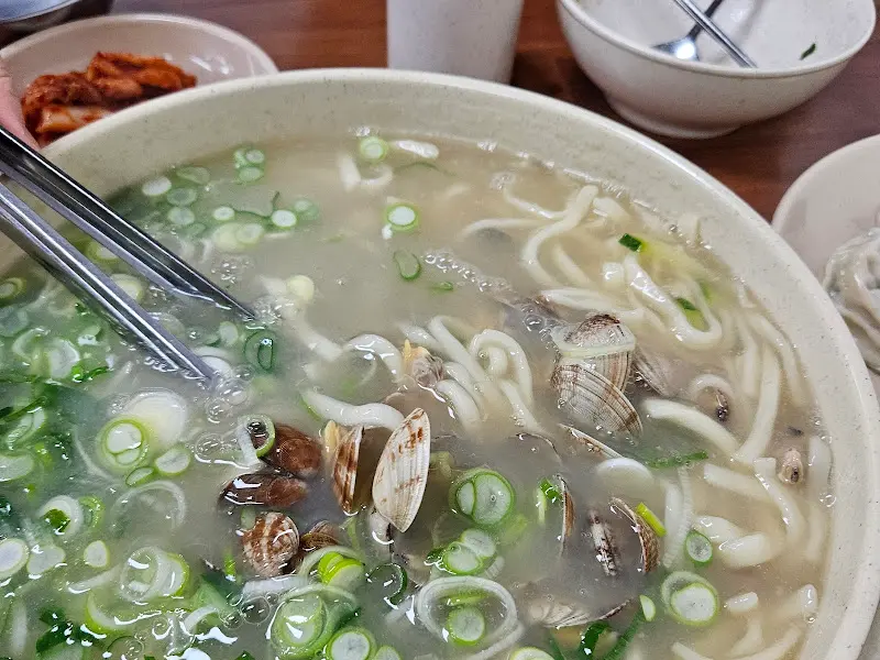 푸짐한 바지락칼국수 한 상차림