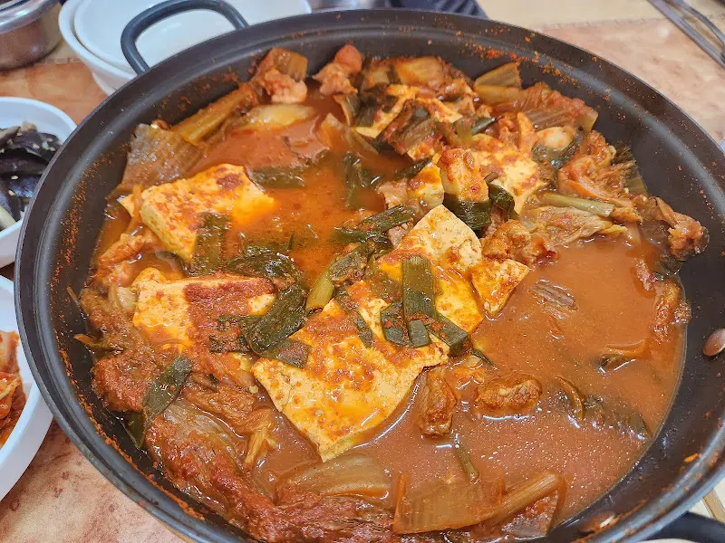 김치, 돼지고기, 두부가 듬뿍 들어간 김치찌개