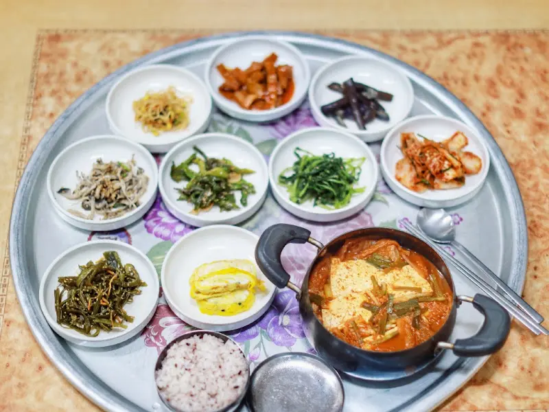 쟁반 위에 놓인 김치찌개와 다양한 반찬들