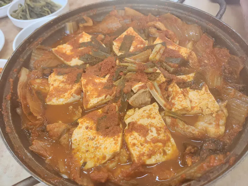 김치와 두부가 듬뿍 들어간 김치찌개의 클로즈업 샷