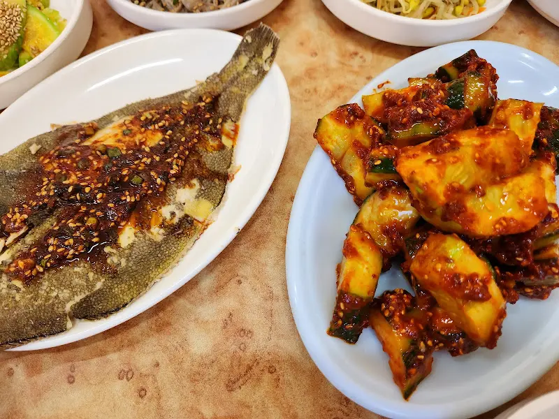 윤기가 흐르는 구운 생선과 양념된 오이무침