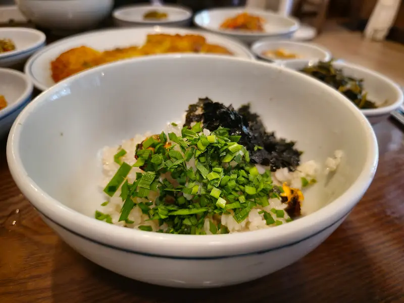 잘게 다진 채소가 올라간 홍합밥