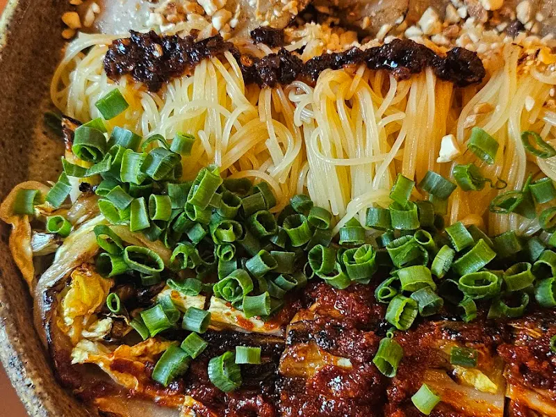 닭다리살 간장 비빔면 클로즈업