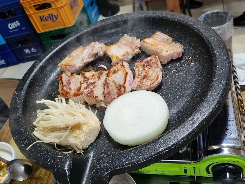 불판 위 삼겹살