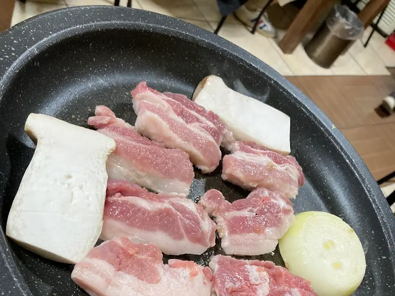 불판에 올려진 삼겹살