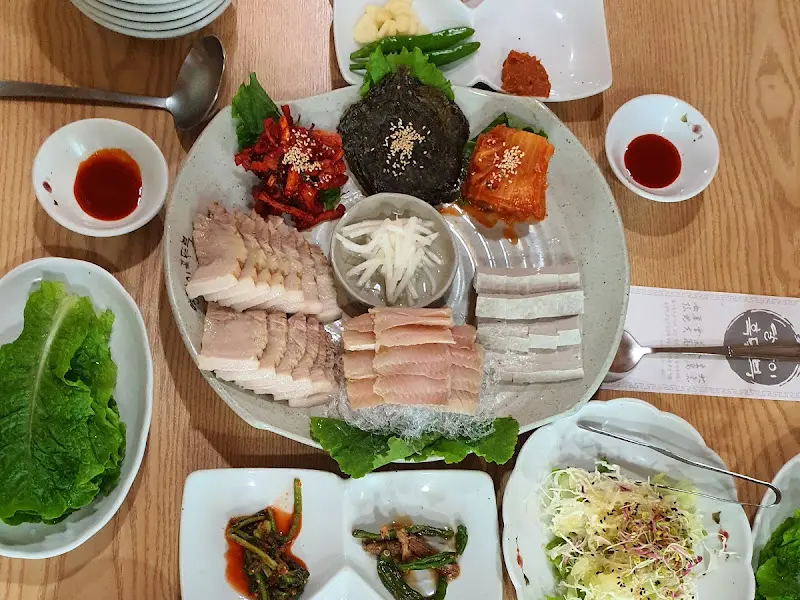 흑두부 보쌈 삼합의 아름다운 자태