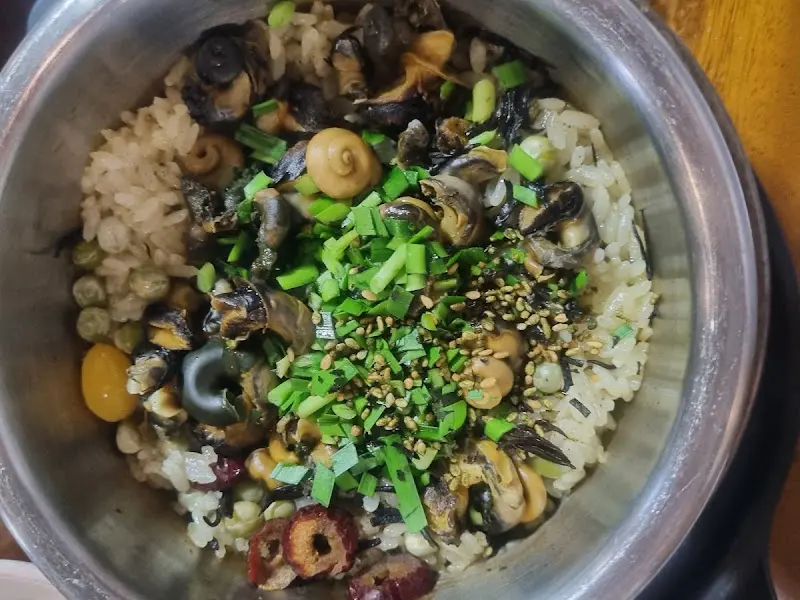 전복이 듬뿍 들어간 솥밥