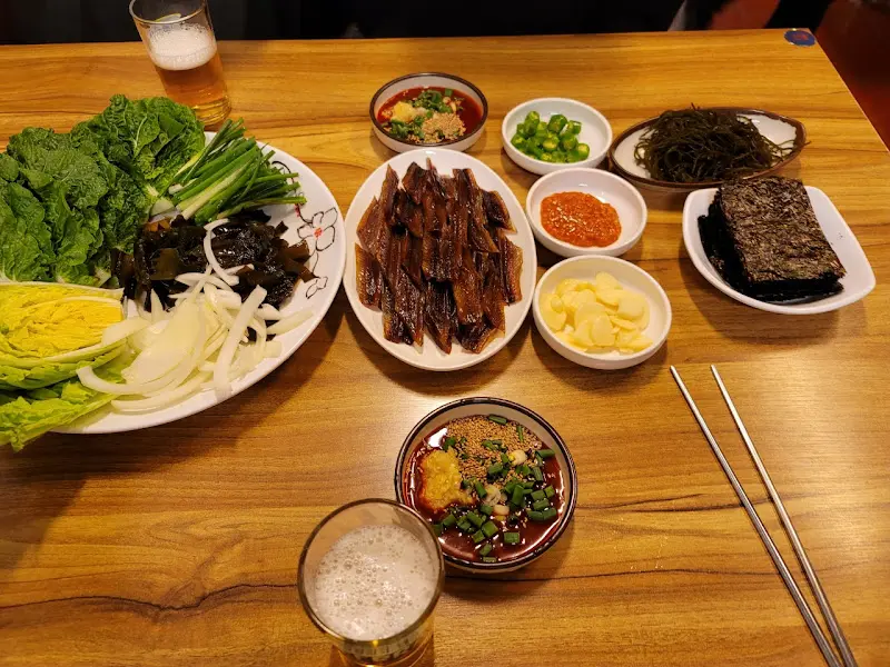 테이블 가득 찬 과메기 한 상