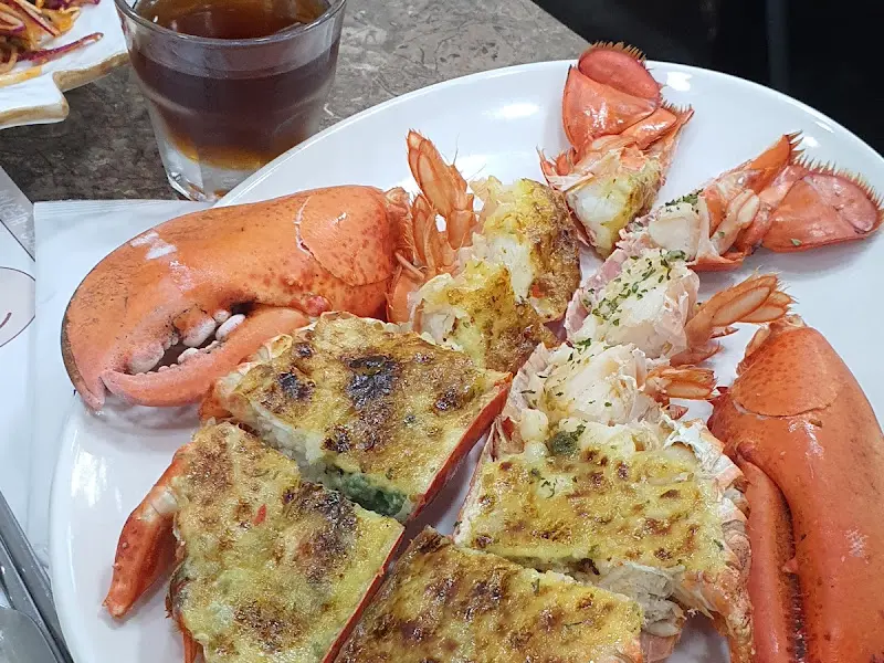 랍스터 살과 집게발의 조화