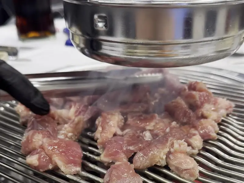 25시참숯구이 오돌뼈 굽는 모습