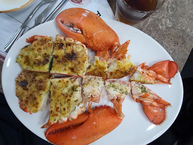 푸짐하게 차려진 랍스터 한 상