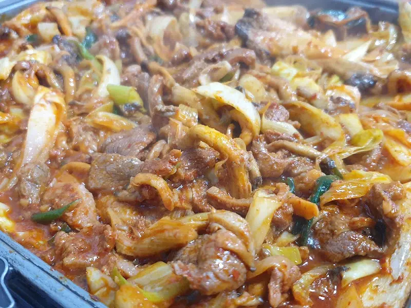 오리 주물럭과 함께 익어가는 양파, 파, 깻잎의 조화