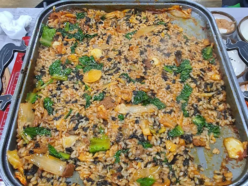 볶음밥 위에 푸짐하게 올려진 김 가루의 모습