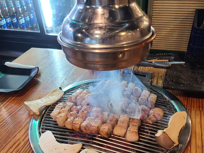 숯불 위 삼겹살과 버섯