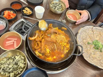 매콤한 유혹, 둔산동 앞산큰골집에서 맛보는 대전 매운갈비찜 맛집의 정수