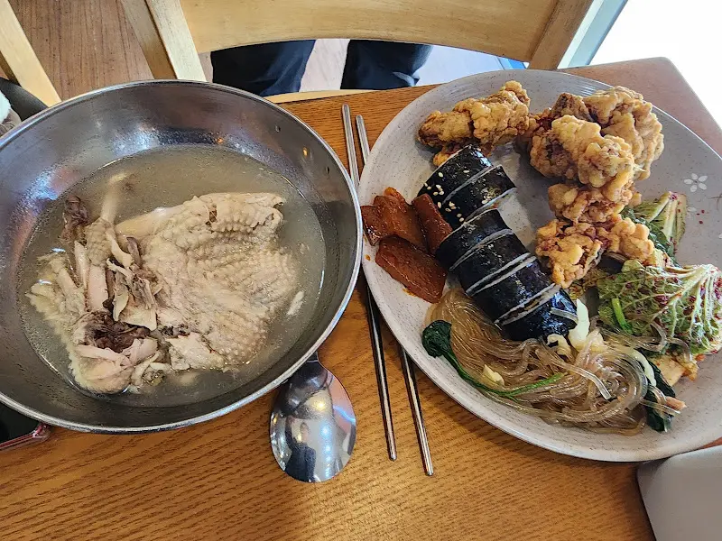 닭곰탕과 다양한 음식들
