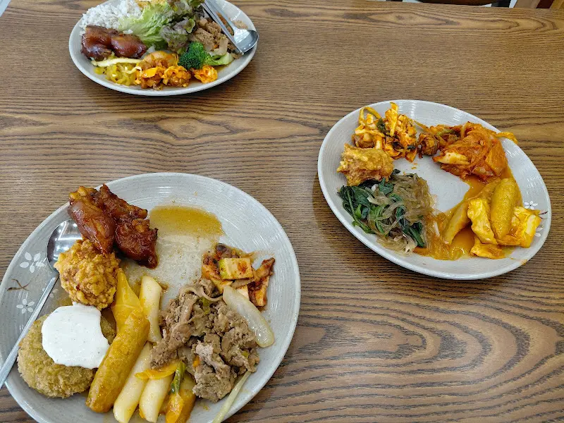 다양한 음식들이 담긴 접시