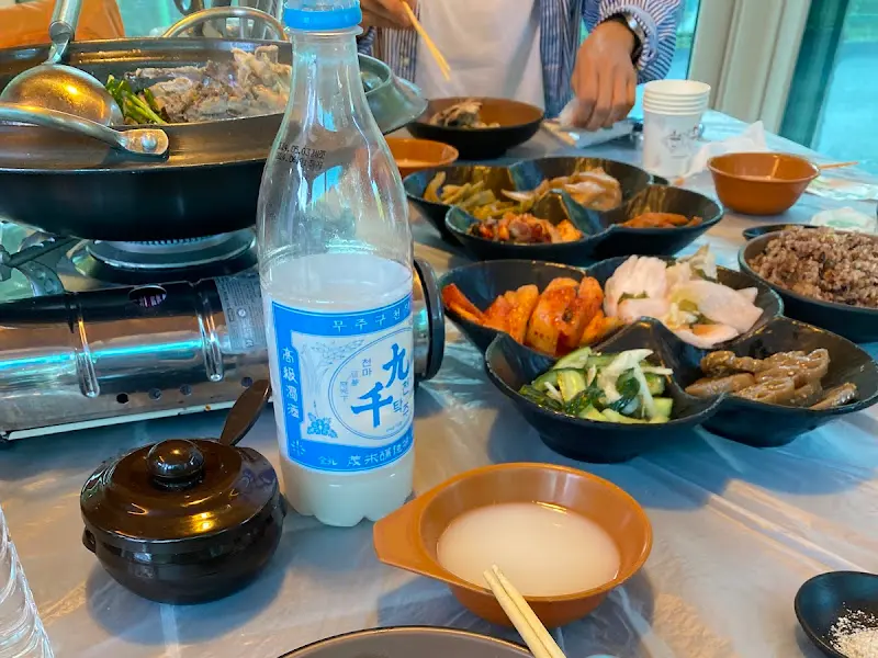 테이블 위에 놓인 닭백숙과 밑반찬