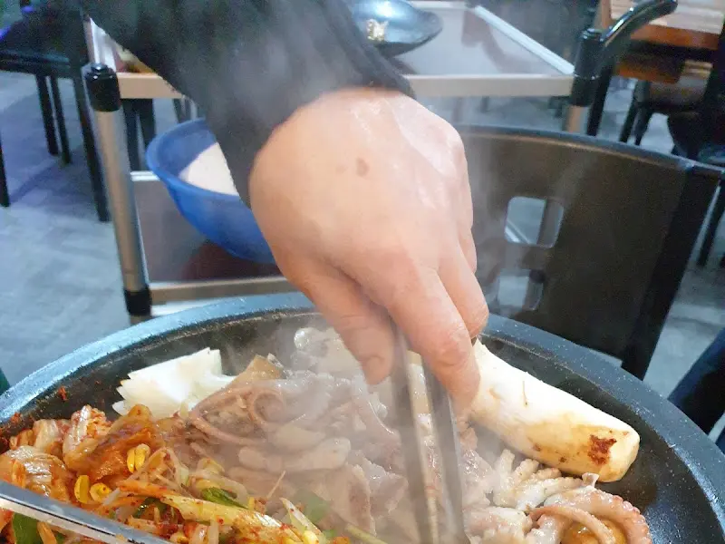 직원분이 능숙하게 삼합을 구워주는 모습