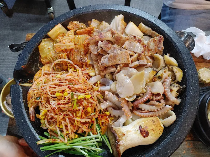 푸짐한 해물 삼합 한 상 차림