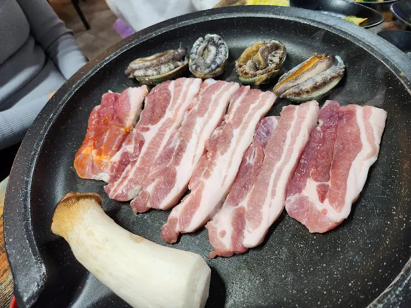 신선한 해산물과 삼겹살이 불판 위에 놓이기 전 모습