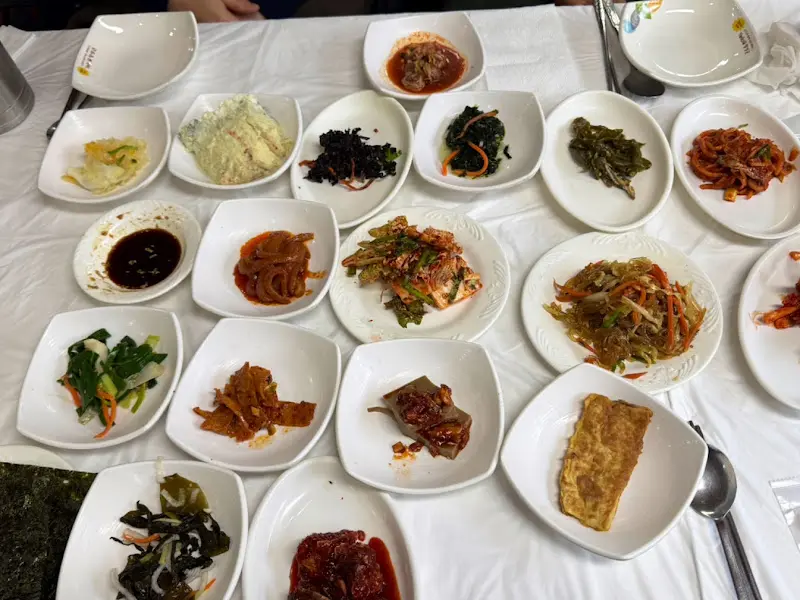 상다리 휘어지게 차려진 밑반찬