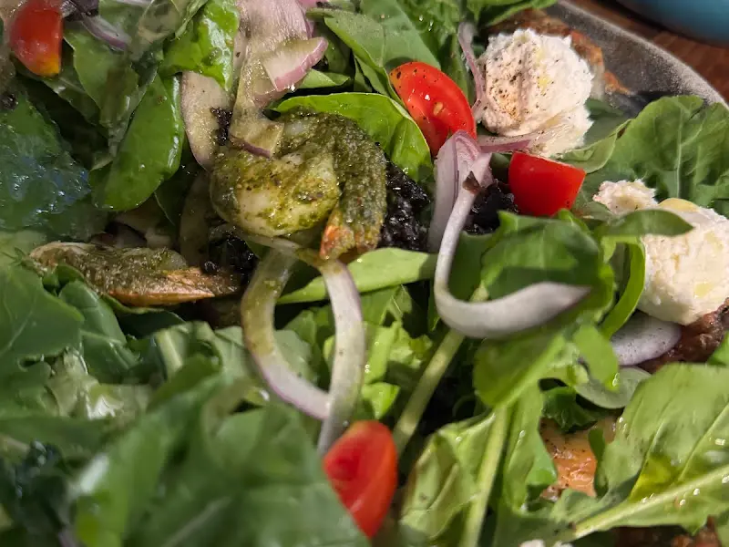 신선한 채소가 가득한 샐러드