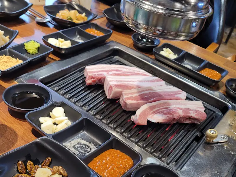 오겹살과 밑반찬 세팅