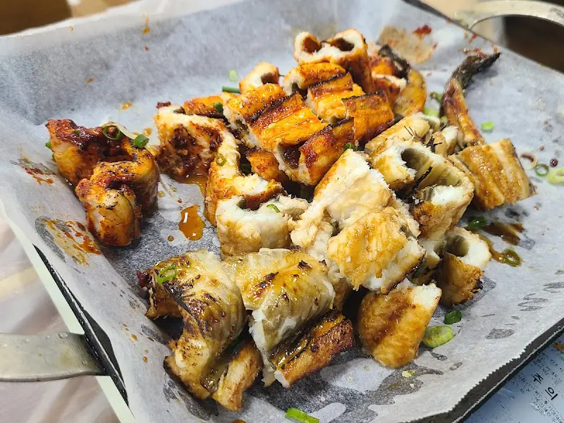 윤기 좔좔 아나고 소금구이