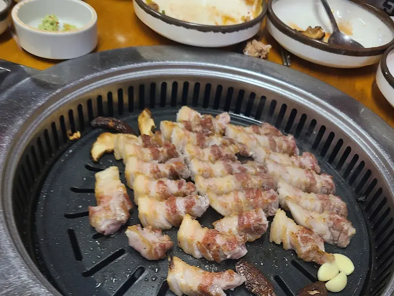 잘 구워진 삼겹살