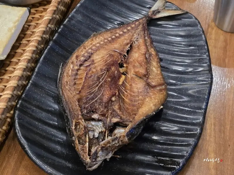 노릇하게 구워진 고등어 구이