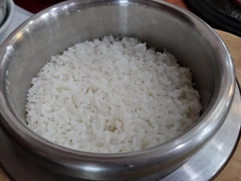 윤기가 흐르는 갓 지은 쌀밥