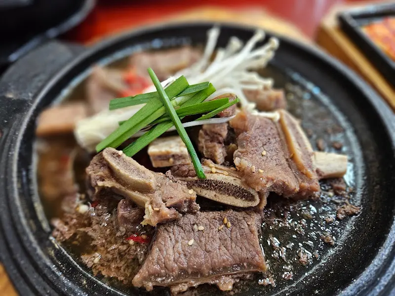 윤기가 자르르 흐르는 갈비찜