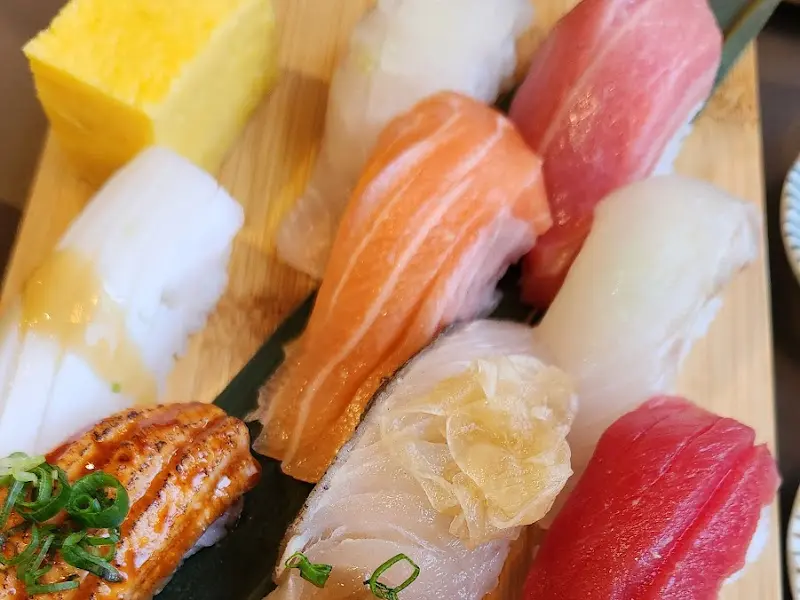 정갈하게 담겨 나온 스시