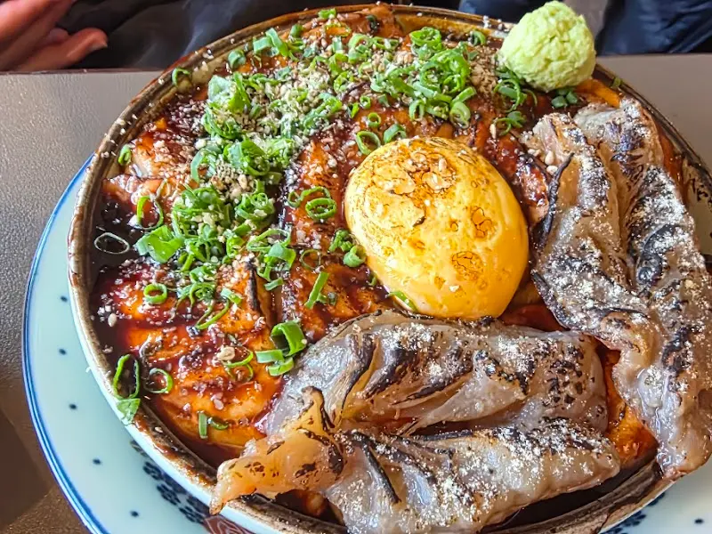 윤기가 흐르는 덮밥